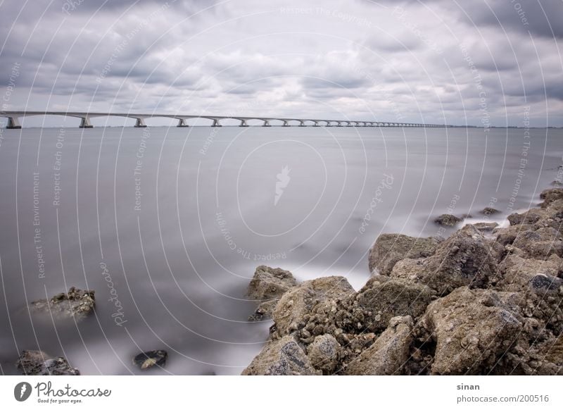 Küste mit langer Brücke Landschaft Erde Wasser Himmel Wolken Herbst Wind Wellen Bucht Nordsee Verkehrswege außergewöhnlich bedrohlich fantastisch trist blau