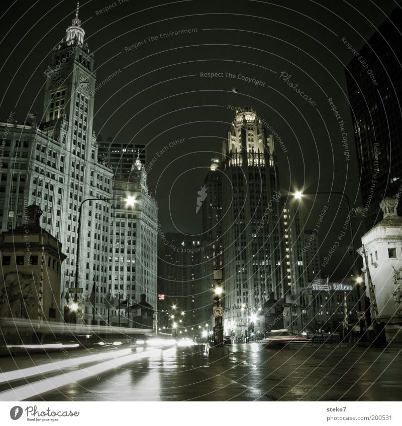 Windy City mit Regen Stadt Stadtzentrum Hochhaus Architektur Straßenverkehr Straßenkreuzung fahren leuchten kalt modern unten braun grau schwarz weiß Chicago