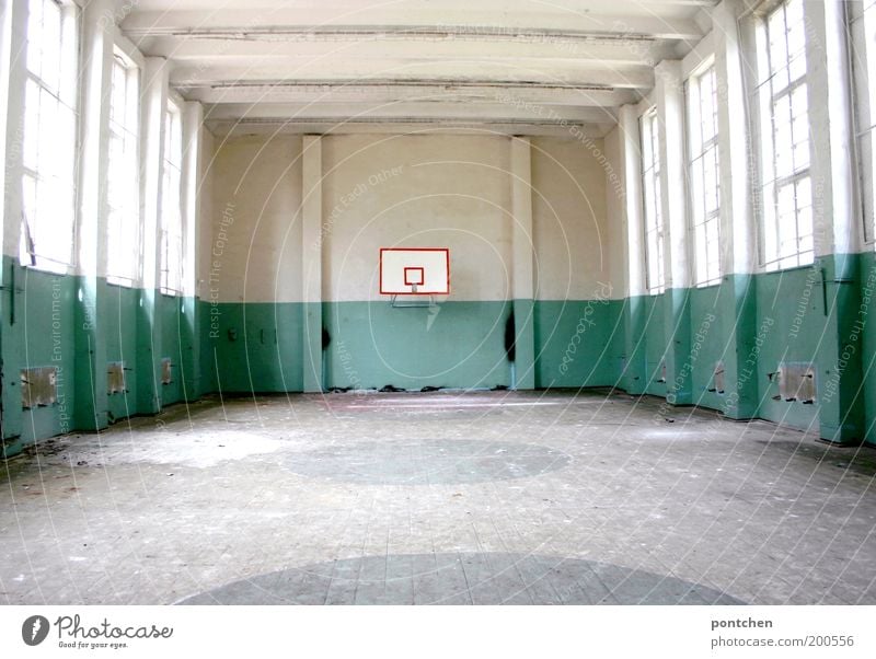 Verlassene Sporthalle mit basketballkorb. Verfall, lost place Freizeit & Hobby Basketball Sportstätten Gebäude alt dreckig Basketballkorb verfallen Fenster