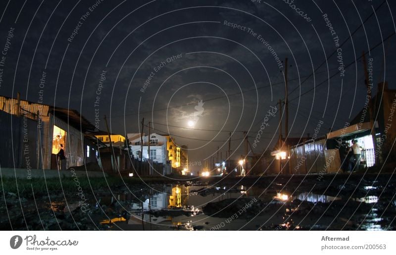 arme Nacht Erde Wasser Himmel Nachthimmel Mond Vollmond Moor Sumpf Stadt Straße frieren Traurigkeit Armut dreckig dunkel Ferne kalt nass trist Optimismus