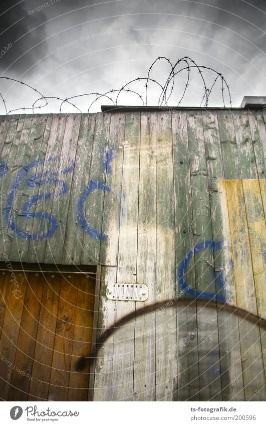 Das Geheimnis Wolken schlechtes Wetter Gewitter Bremen Mauer Wand Tür Zaun Holzzaun Stacheldraht Stacheldrahtzaun Zeichen Graffiti bedrohlich dunkel hoch kaputt