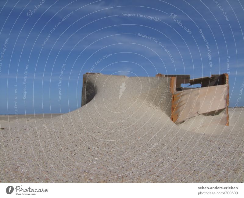 Sandkiste Landschaft Himmel Wolkenloser Himmel Sommer Schönes Wetter Wärme Strand Nordsee Kasten Holz eckig einfach kaputt blau braun grau ruhig Vergangenheit