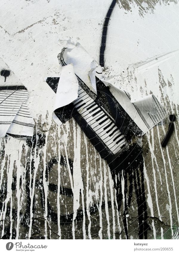 Wandpiano Musik Kunst Mauer Stein Graffiti trashig weiß Design Kultur Farbfoto Gedeckte Farben Außenaufnahme Menschenleer Textfreiraum oben Zentralperspektive