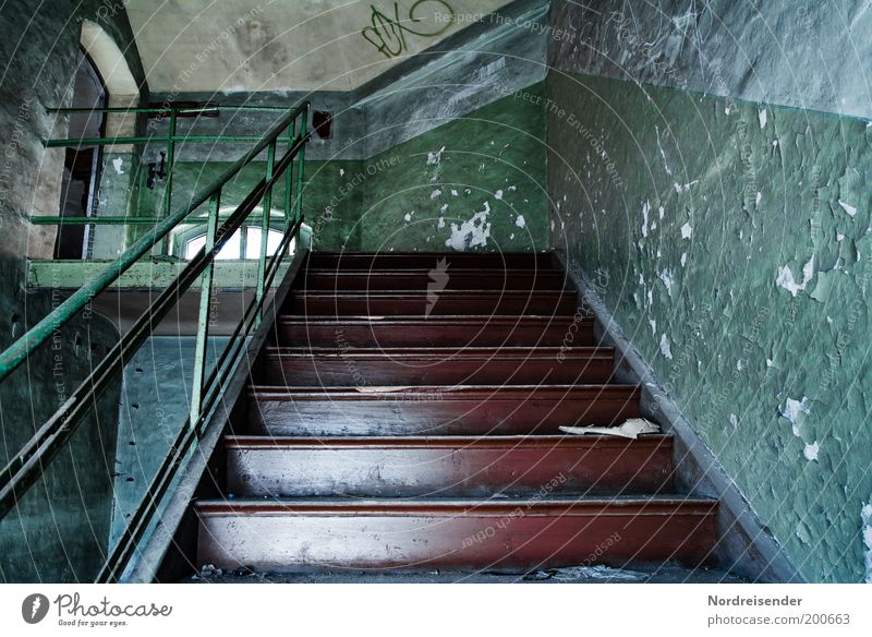 Maschinengrün Häusliches Leben Innenarchitektur Fabrik Architektur Mauer Wand Treppe entdecken alt dreckig Endzeitstimmung Verfall Treppengeländer Farbfoto