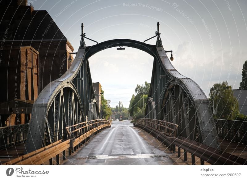 I am Legend an einem sonnigen Tag Stadt Menschenleer Brücke Asphalt Stahl Stahlträger Übergang Farbfoto Gedeckte Farben Außenaufnahme Schatten Kontrast