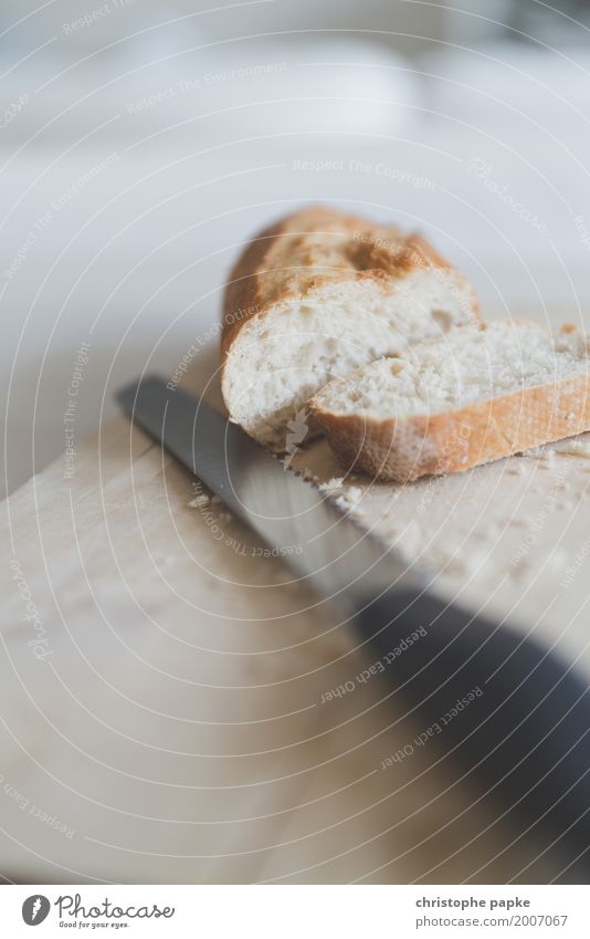 Geht weg wie geschnitten Brot Lebensmittel Ernährung Frühstück Messer frisch Holzbrett Weißbrot Baguette Scheibe Krümel Tisch brotmesser Farbfoto