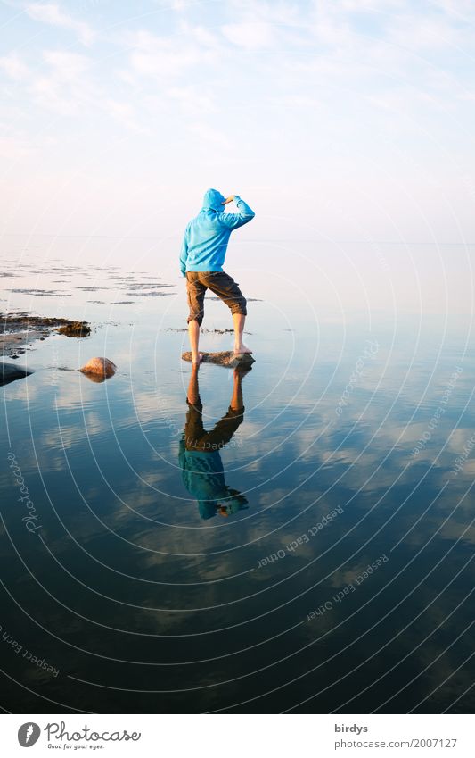 in die Zukunft schauen harmonisch maskulin Junger Mann Jugendliche Erwachsene 1 Mensch Natur Wasser Himmel Horizont Frühling Küste Ostsee Meer Kapuzenpullover