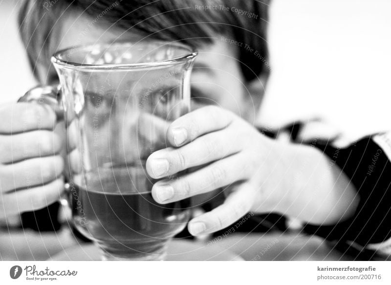 Kaffeesatz lesen trinken Tee Glas Freude Kinderspiel Mensch maskulin Auge Hand Finger 1 3-8 Jahre Kindheit Spielen Fröhlichkeit lustig natürlich Neugier