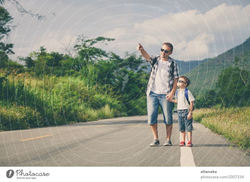 Vater und Sohn, die auf die Straße zur Tageszeit gehen Lifestyle Freude Glück Freizeit & Hobby Ferien & Urlaub & Reisen Ausflug Abenteuer Freiheit Sommer