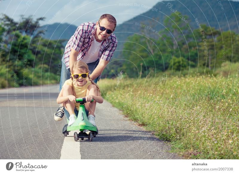 Vater und Tochter, die auf der Straße zur Tageszeit spielen. Lifestyle Sommer wandern Mensch Kind Mädchen Mann Erwachsene Familie & Verwandtschaft 2 3-8 Jahre