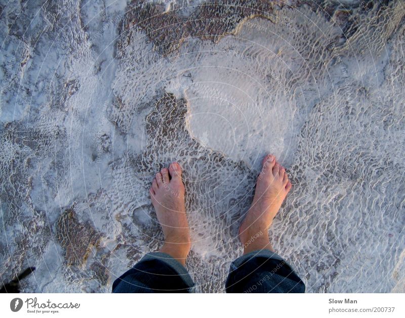 heavy peeling... Strand Fuß Erde Eis Frost Schnee Fußgänger gehen stehen Untergrund Barfuß Winter Vogelperspektive kalt gefroren frieren Kälteschock kühlen