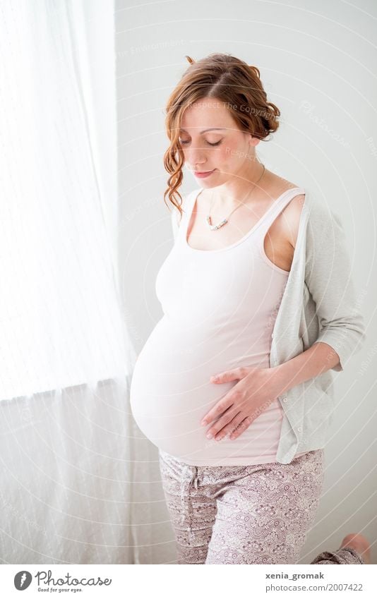 Babybauch feminin Junge Frau Jugendliche Erwachsene Mutter Leben Bauch atmen berühren rosa Glück Fröhlichkeit Zufriedenheit Lebensfreude Vorfreude