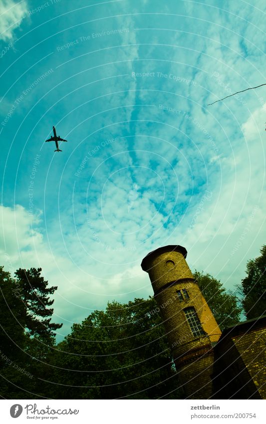 Pankow Berlin bürgerpark Park Haus Gebäude Turm Himmel Wolken Cirrus Flugzeug Flugzeugstart Flugzeuglandung Ferien & Urlaub & Reisen Reisefotografie Luftverkehr