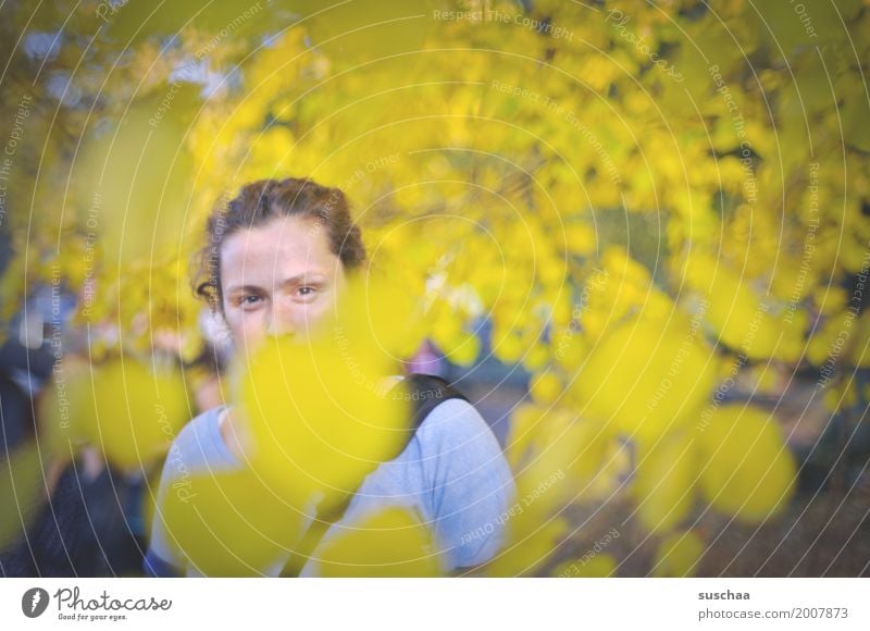 lang ist's her Frau Junge Frau Gesicht verdeckt Auge 1 Mensch weiblich Blatt Herbst Außenaufnahme Freizeit & Hobby gelb Spaziergang wandern