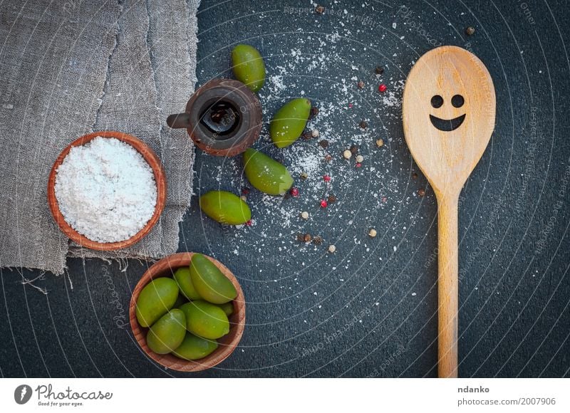 Grüne Oliven und Salz in den hölzernen Schüsseln, Draufsicht Gemüse Frucht Ernährung Vegetarische Ernährung Diät Schalen & Schüsseln Löffel Tisch Natur Pflanze