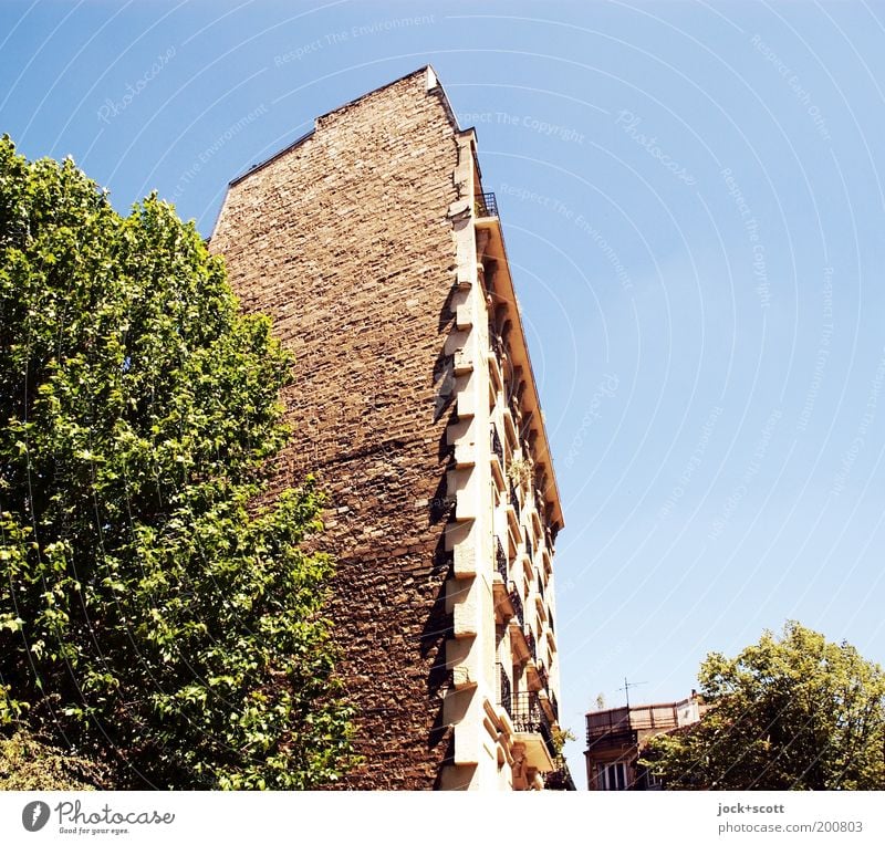 Pariser Chic & Cut Wolkenloser Himmel Stadthaus Wand Fassade Altbau Backstein Schutz Nostalgie Sicherheit Strukturen & Formen Hintergrund neutral Schatten