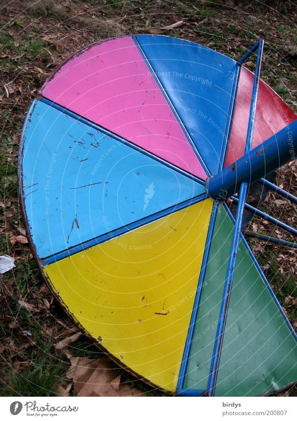 Verspielt !? Spielplatz Metall kaputt blau mehrfarbig gelb grün rosa rot Vergänglichkeit Kontrast Kreisel Drehscheibe rund Farbfoto Außenaufnahme Menschenleer