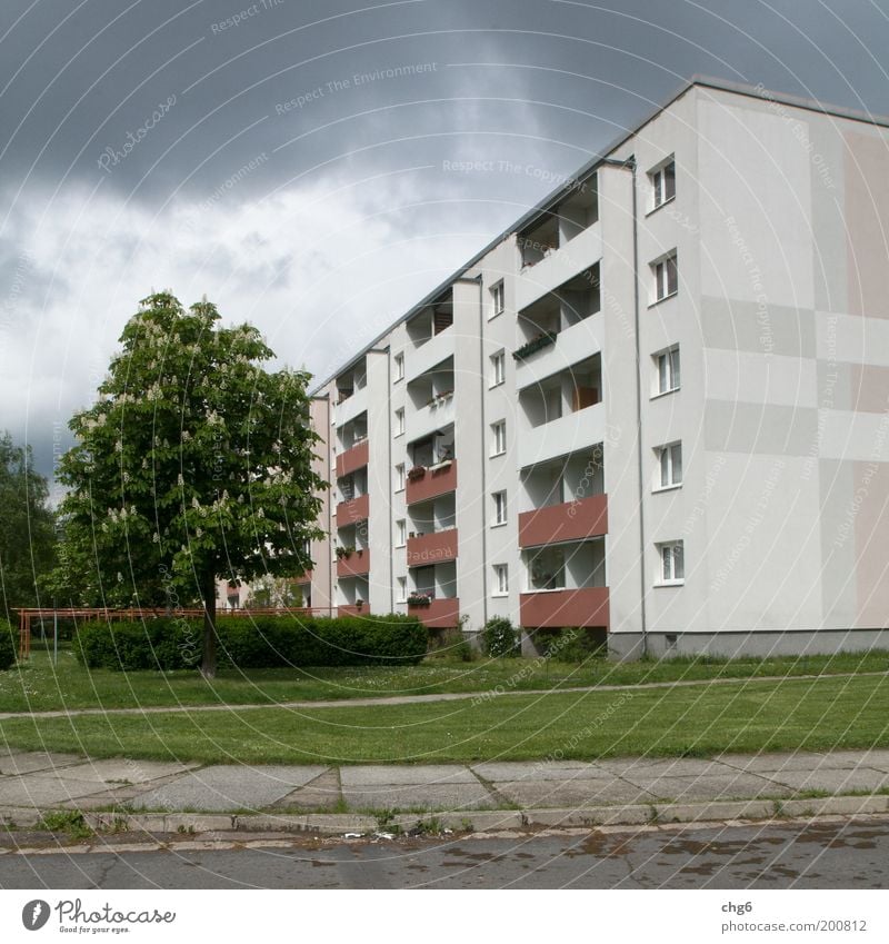 Schöne Platte.... Himmel Wolken Stadt Menschenleer Haus Hochhaus Platz Bauwerk Gebäude Balkon Fenster Straße Beton Häusliches Leben bedrohlich gruselig grau