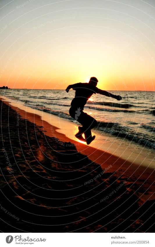 hechtsprung Zufriedenheit Ferien & Urlaub & Reisen Sonne Strand Meer 1 Mensch 18-30 Jahre Jugendliche Erwachsene Sand Wasser frei wild Farbfoto Außenaufnahme