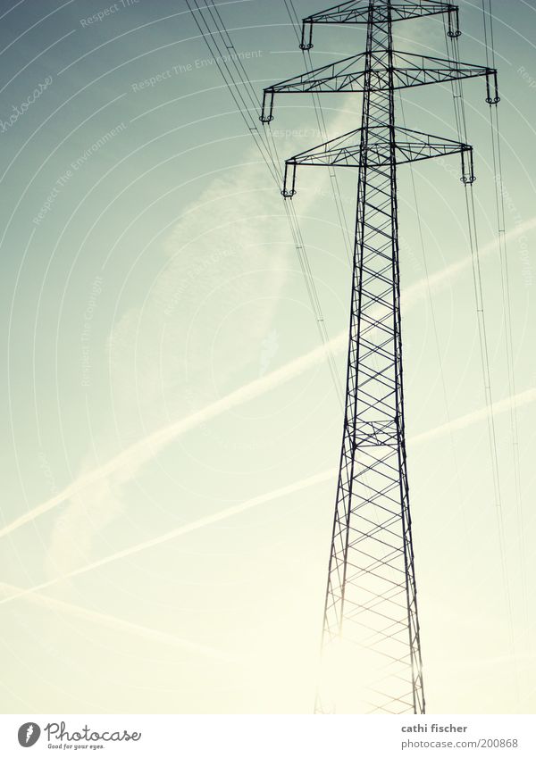 strom Kabel Technik & Technologie Industrie Elektrizität Strommast Metall Stahl verdrahtet Himmel Wolken Kondensstreifen Streifen blenden Textfreiraum links