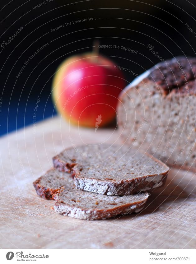 Fehlt nur noch die Butter Lebensmittel Frucht Apfel Brot Ernährung Frühstück Bioprodukte Vegetarische Ernährung Diät Fasten blau braun Zufriedenheit lecker