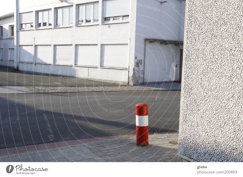 Urban Rotkäppchen Menschenleer Industrieanlage Gebäude Straße Poller stehen Einsamkeit rot weiß Strukturen & Formen Farbfoto Außenaufnahme Tag Abend Licht