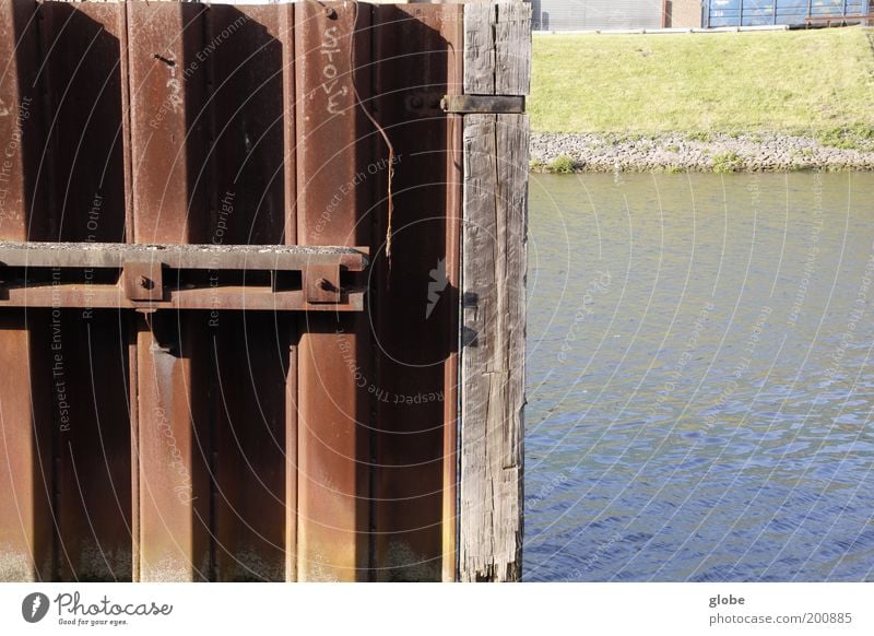 Stadt, Land, Fluss Wasser Flussufer Weser Hafen Binnenschifffahrt Deich Mole Metall Rost Platzangst Hälfte Farbfoto Außenaufnahme Menschenleer Tag