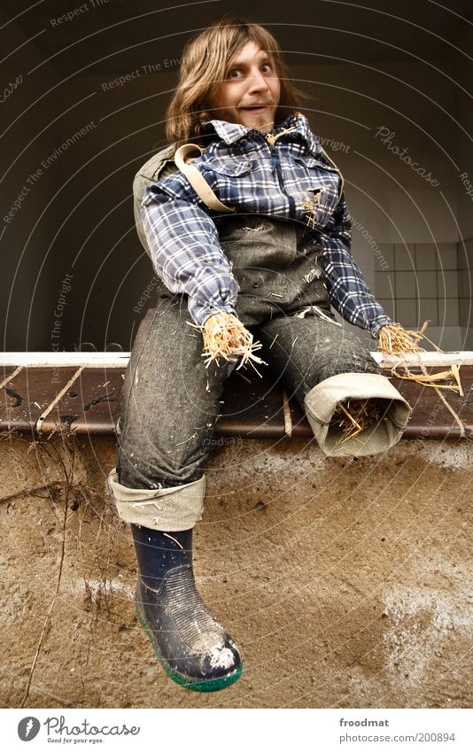 warum liegt hier überhaupt stroh rum? Mensch maskulin Mann Erwachsene Fröhlichkeit kaputt trashig verrückt Leben bizarr skurril Vogelscheuche Prothese Stiefel