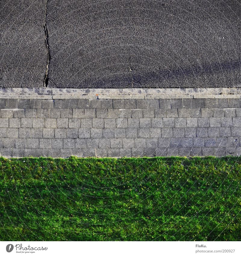 Dreiteilung Natur Gras Wiese Verkehrswege Straße Wege & Pfade grau grün Ordnung Bürgersteig Rasen Straßenbelag Riss Bodenplatten Linie übersichtlich Farbfoto