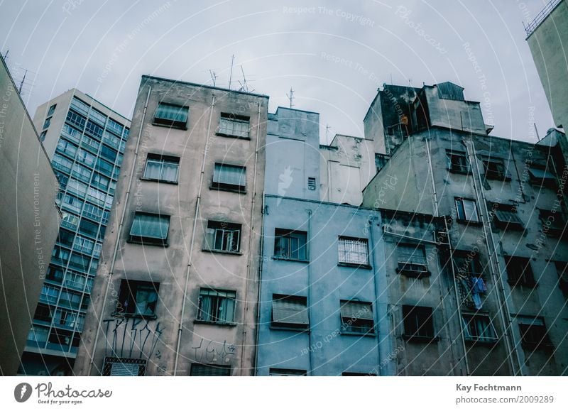 Sao Paulo schlechtes Wetter São Paulo Brasilien Südamerika Stadt Stadtzentrum Skyline Hochhaus Mauer Wand Fenster Aggression bedrohlich dreckig dunkel