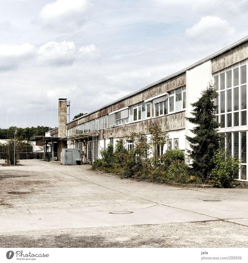 Industrieromantik Fabrik Handel Mittelstand Himmel Wolken Pflanze Haus Industrieanlage Platz Bauwerk Gebäude Architektur industriell Werkhof Farbfoto