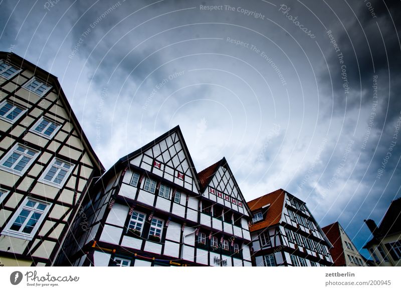 Vreithof Fachwerkfassade Fachwerkhaus Haus Mittelalter Dachgiebel Fassade Markt Marktplatz Platz Stadt Kleinstadt Tradition Fenster Himmel dramatisch Dramatik