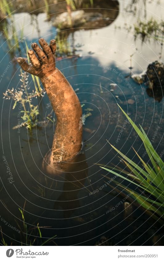 sympathy is overrated Arme Hand Urelemente Wasser Spielzeug Puppe bedrohlich dreckig Ekel kaputt trashig träumen Tod Erschöpfung Angst Verzweiflung bizarr