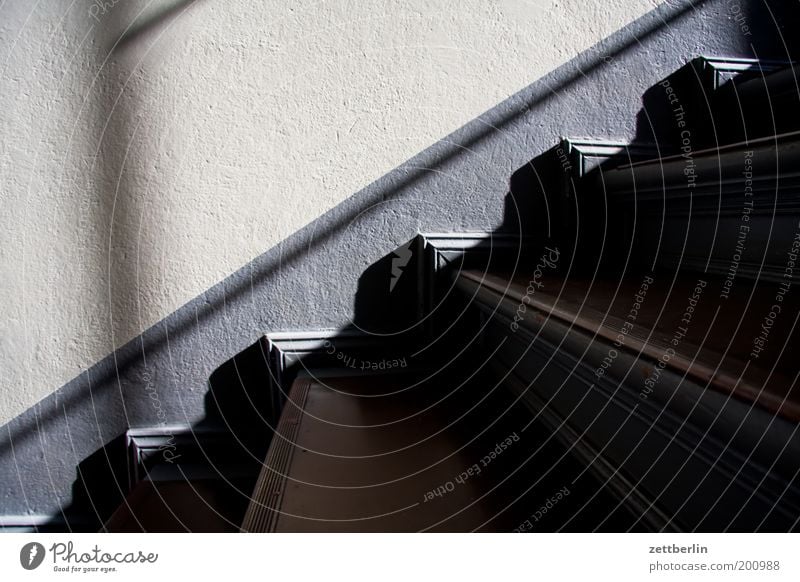 Treppe Niveau Treppenhaus steigen aufsteigen Abstieg Karriere Lebenslauf Klettern Haus Häusliches Leben Wand Stadthaus Licht Schatten dunkel