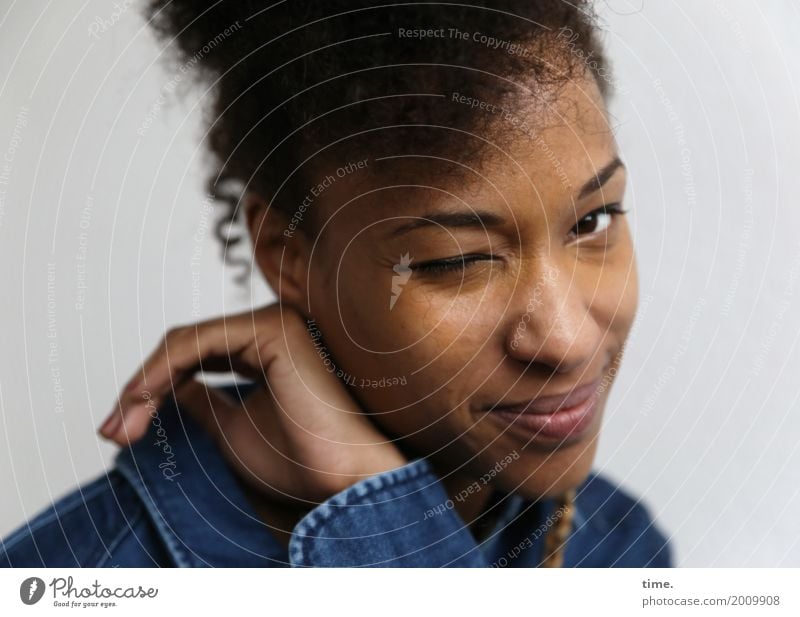 . feminin Frau Erwachsene 1 Mensch Hemd Haare & Frisuren langhaarig Locken Zopf beobachten festhalten Blick Freundlichkeit schön Glück Zufriedenheit