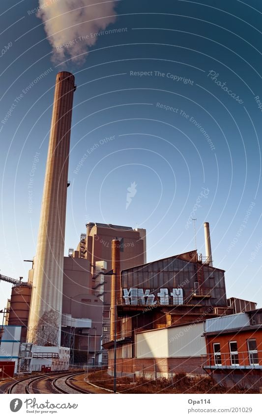 Industrie Arbeitsplatz Industrieanlage Fabrik Gebäude Architektur Schornstein gigantisch trashig blau braun grau Umwelt Umweltverschmutzung Vergänglichkeit