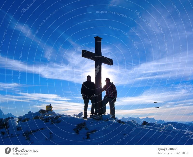 Gipfel am Untersberg Wolken Winter Berge u. Gebirge Freiheit Farbfoto Außenaufnahme Tag Gipfelkreuz Bergsteigen Bergsteiger Zielerreichung Erfolg Ankunft