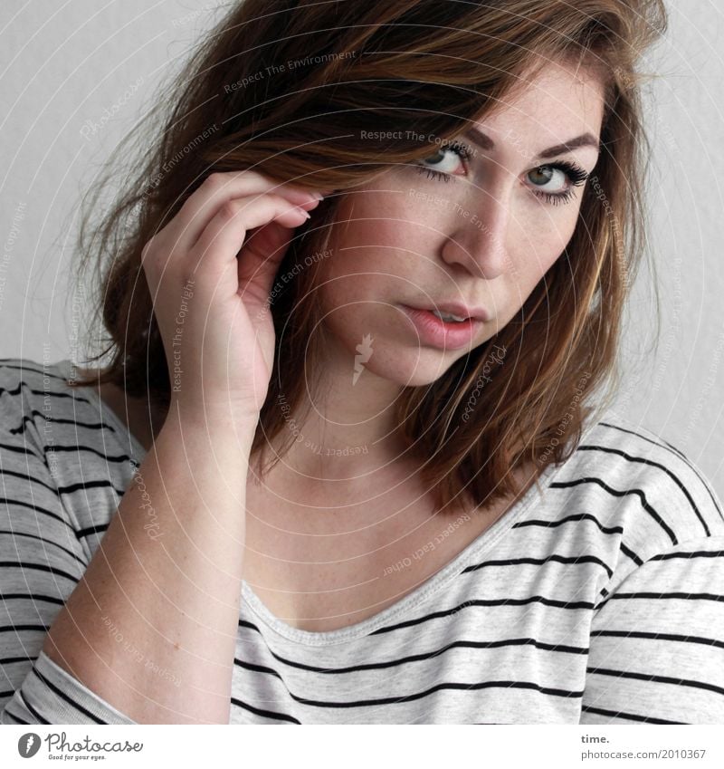 Anne feminin Frau Erwachsene 1 Mensch T-Shirt brünett langhaarig beobachten festhalten Blick schön Gefühle selbstbewußt Wachsamkeit Leben Neugier Interesse