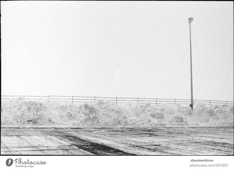 unbespielbar Schnee Eis Wasser Haufen Rasen Sportrasen Fußballplatz Licht Flutlicht Strommast Mast Landschaft Zaun Winter Sportplatz Textfreiraum oben Himmel