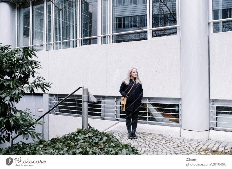 Junge Frau possiert Lifestyle Jugendliche 18-30 Jahre Erwachsene Herbst Sträucher Stadt Park Mantel Tasche blond langhaarig stehen einfach elegant schön kalt