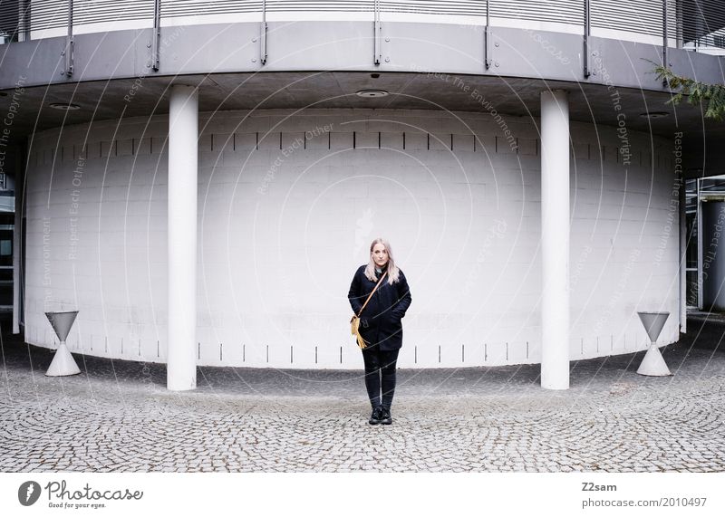 im Mittelpunkt Lifestyle elegant Stil Junge Frau Jugendliche 18-30 Jahre Erwachsene Stadt Architektur Mantel Tasche blond langhaarig stehen Coolness schön kalt