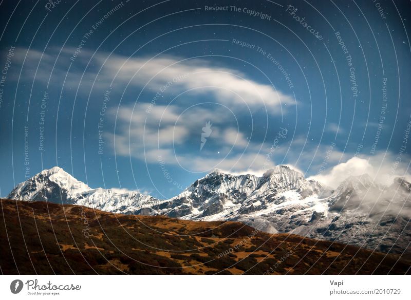 Hohe Berge unter blauem dunklem nächtlichem Himmel mit Sternen Ferien & Urlaub & Reisen Tourismus Abenteuer Schnee Berge u. Gebirge Natur Landschaft Wolken