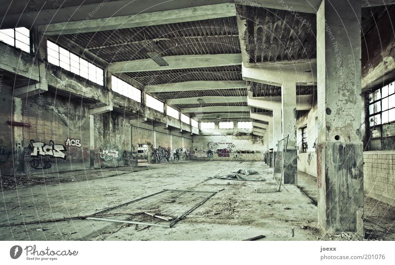 Aus-gestorben VI Menschenleer Fabrik alt dunkel grün Vergänglichkeit Schlachthof stilllegen Verfall Säule Farbfoto Gedeckte Farben Innenaufnahme Tag