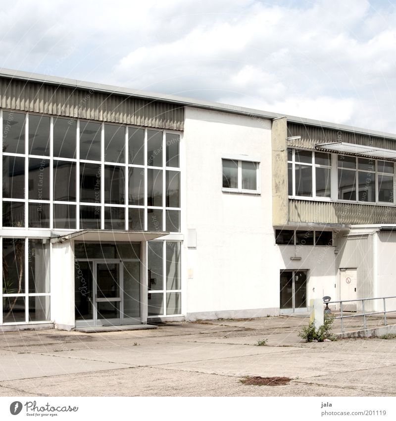 eingangshalle Arbeit & Erwerbstätigkeit Arbeitsplatz Fabrik Industrie Handel Mittelstand Menschenleer Platz Bauwerk Gebäude Architektur Fassade Fenster Tür groß