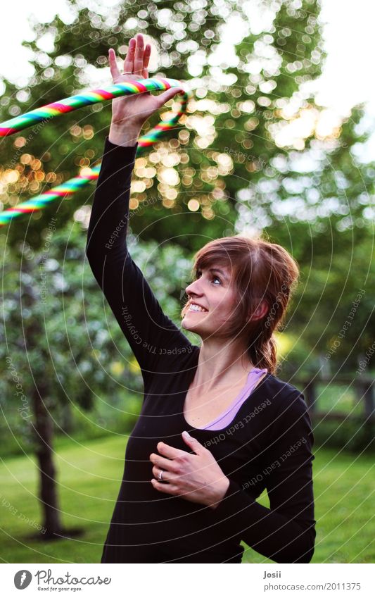 Happy Hooping Hula Hoop Reifen Mensch feminin Junge Frau Jugendliche 1 18-30 Jahre Erwachsene Natur Lächeln lachen Tanzen Glück positiv mehrfarbig grün Stimmung