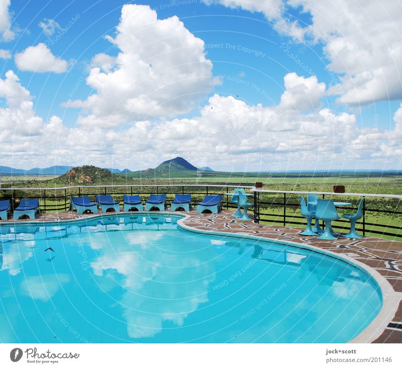 Platz unter der Sonne elegant exotisch Ferne Landschaft Wolken Horizont Schönes Wetter Savanne Lodge Terrasse Stuhl Geländer Liegestuhl türkis Wasseroberfläche