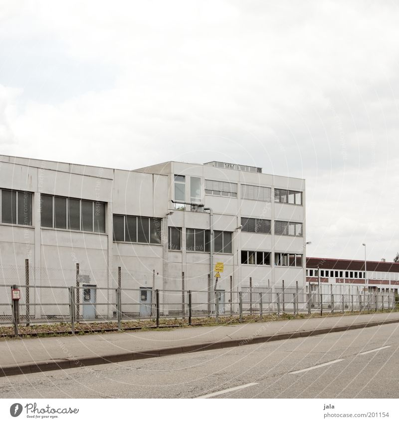 . Arbeit & Erwerbstätigkeit Fabrik Industrie Handel Güterverkehr & Logistik Mittelstand Himmel Stadtrand Industrieanlage Bauwerk Gebäude Straße trist Farbfoto