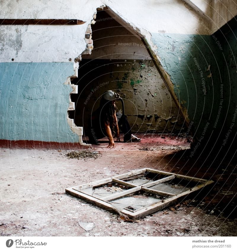 1209 maskulin Fabrik Ruine Mauer Wand Fenster Rastalocken hocken warten Aggression außergewöhnlich bedrohlich dunkel gruselig einzigartig kalt trashig trist