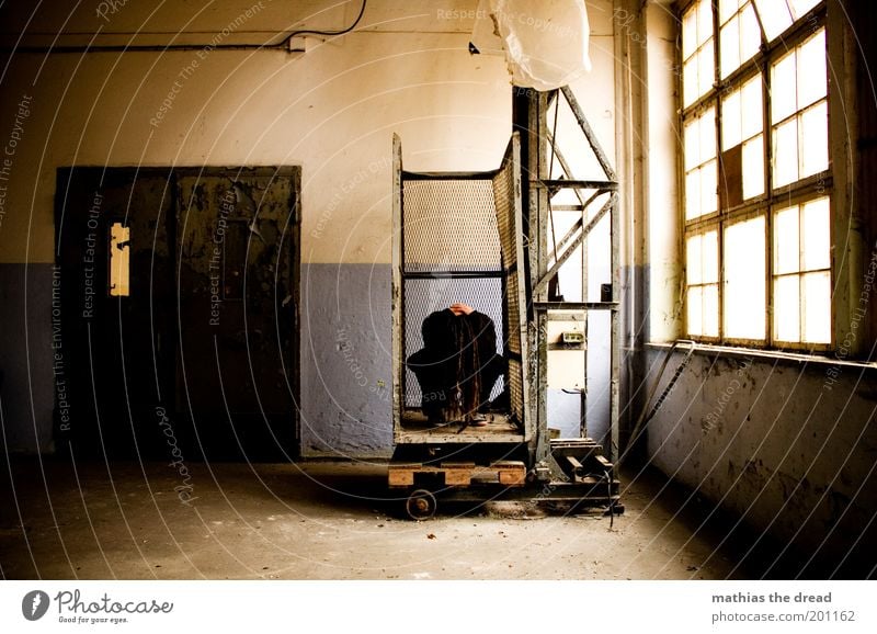 1211 Mensch maskulin Fabrik Ruine Bauwerk Gebäude Architektur Fenster Tür hocken Traurigkeit außergewöhnlich dunkel einzigartig Trauer Müdigkeit Schmerz