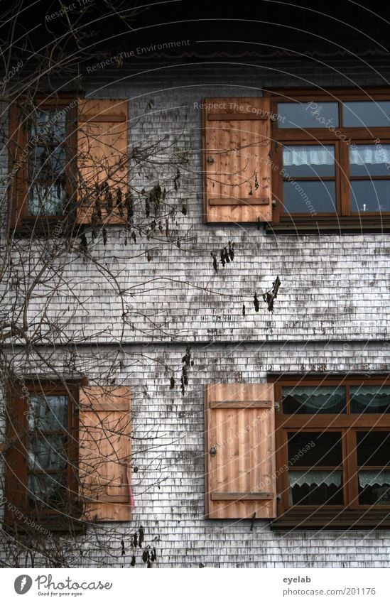 Dahoam is dahoam ? Dorf Kleinstadt Altstadt Haus Einfamilienhaus Traumhaus Gebäude Fassade Fenster Dach alt dreckig authentisch historisch schön kaputt Kitsch